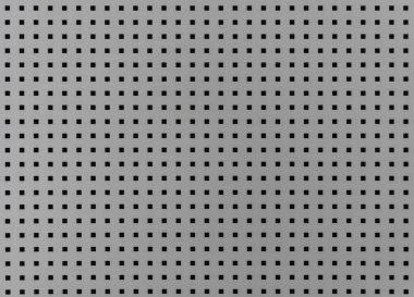 Bir sürü küçük kare deliği olan bir arka plan. Kare deliklerden geçen gri metal levha, desenli demir. Delikli metal ızgara. 