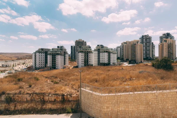 새로운 건물들 이스라엘 동부에는 새로운 집들이 있습니다 하늘과 구름으로 둘러싸인 — 스톡 사진