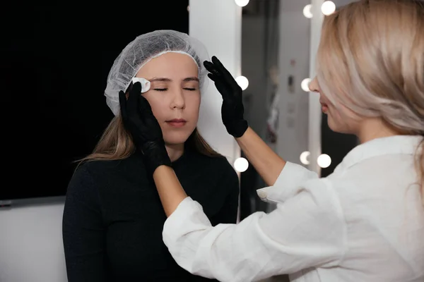 Permanent Makeup Artist Black Gloves Prepares Client Face Procedure Cleans — Zdjęcie stockowe