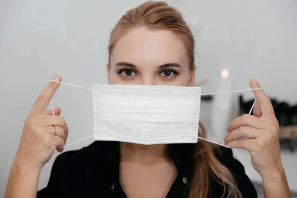 Young Blond Woman Wearing Protection Mask Prevent Coronavirus Covid Quarantine — Stock Photo, Image