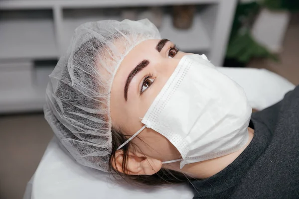 Cliente Feliz Máscara Médica Después Cejas Permanentes Del Maquillaje Mujer — Foto de Stock