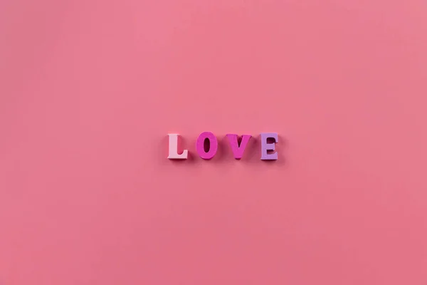 Parola Amore Striscione Lettere Multicolori Sfondo Rosa Tema Dell Amore — Foto Stock