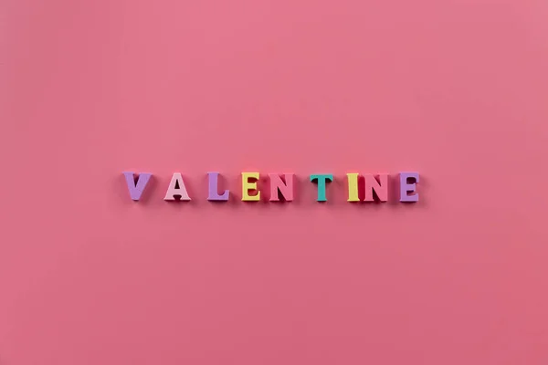 Ordet Valentine Banner Flerfärgade Bokstäver Rosa Bakgrund Kärlekstema Alla Hjärtans — Stockfoto