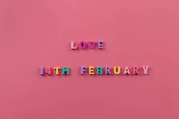 爱2月14日 的横幅 粉色背景上的彩色字母 情人节的爱的主题 有爱心 积极向上的情绪 节日快乐庆祝和爱的概念 — 图库照片