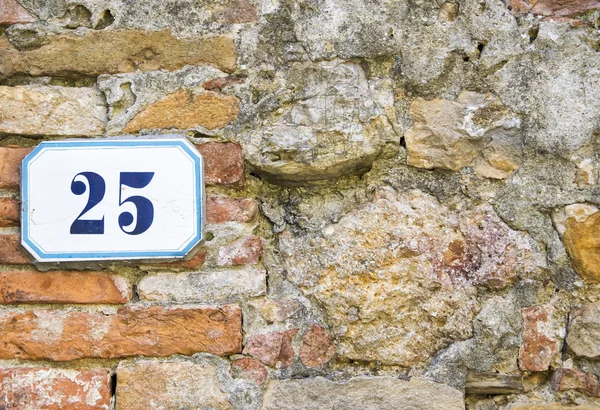 Uma casa número vinte e cinco (25) em uma parede em Pienza, Toscana — Fotografia de Stock