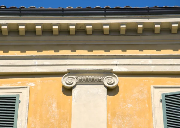 Klasický styl jónský sloup na italské vily fasády — Stock fotografie
