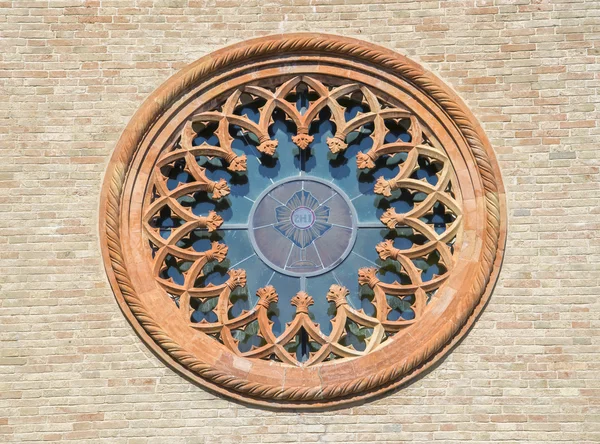 Fachada de la histórica catedral de Fano (Italia), rosetón — Foto de Stock