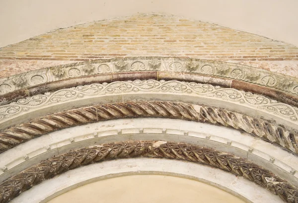 Fano, Italia, iglesia de San Francesco, detalle de la puerta central — Foto de Stock