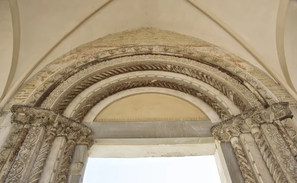 Fano, Italia, Chiesa di San Francesco, particolare porta centrale Archivolti — Foto Stock