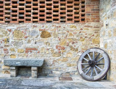 İtalyan ev bakış, taş tezgah ve eski vagon tekerlek 