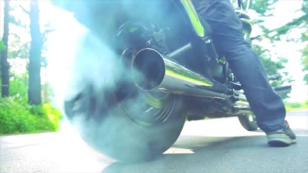 Película lenta moto neumático ardiente — Vídeo de stock