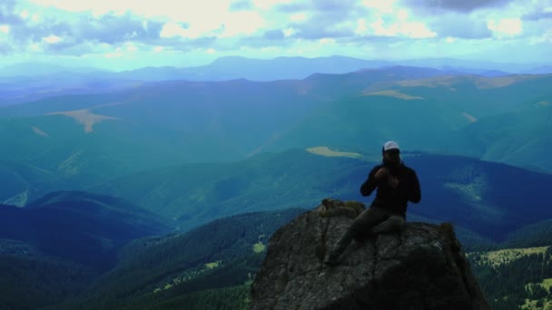 Fiatal férfi, hogy selfie a monutain kő — Stock videók