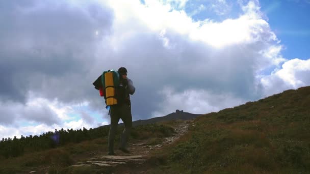 Mladý muž turist chůzi na chodník na vrcholu hory 15.08.16 Royalty Free Stock Video