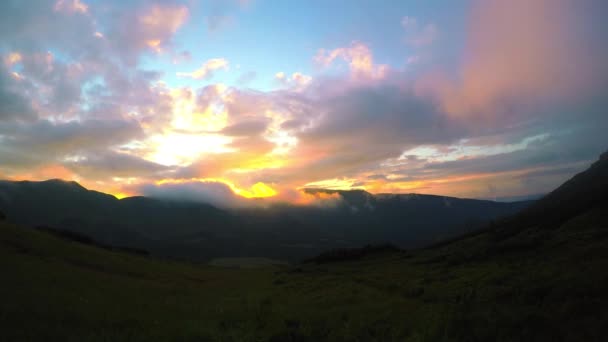 Idő telik el a naplemente felhős ég 20.08.20016-hegység gyönyörű quiraing körének Karpaty — Stock videók