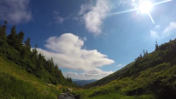 Time lapse of the beautiful quiraing range of mountains on sunny day Nublado cielo 20.08.20016 Karpaty — Vídeos de Stock