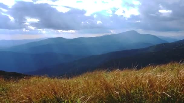 Hermosa vista de la montaña desde la cima — Vídeo de stock