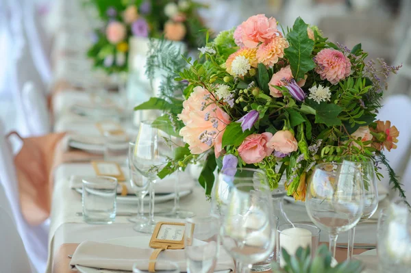 Schönheit Brust dekorierter Tisch, Blumen schön — Stockfoto