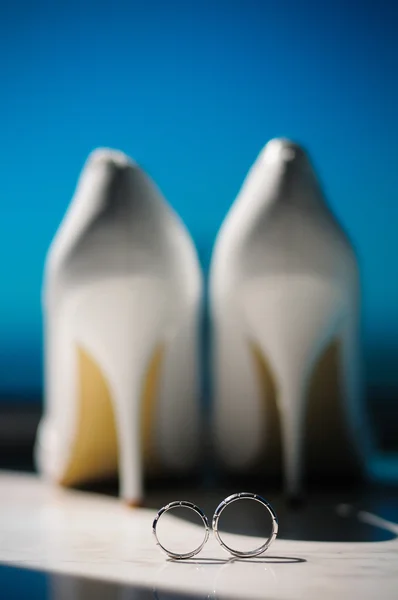 Anelli nuziali sfondo, scarpe da sposa — Foto Stock