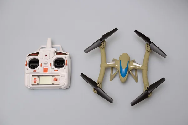 Quadrocopter mit Fernbedienung — Stockfoto