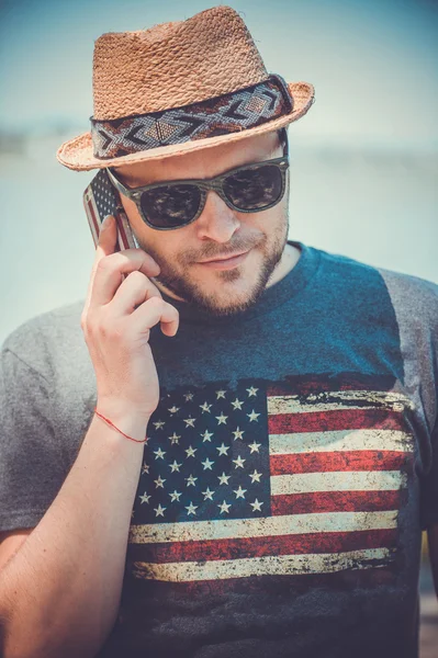 Mężczyzna w kapeluszu, rozmawiając przez telefon — Zdjęcie stockowe