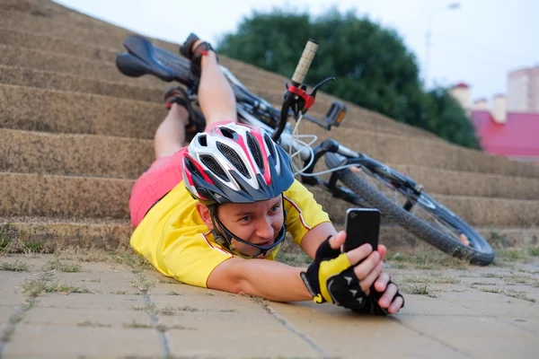 Der Typ auf dem Fahrrad fängt Pokemon — Stockfoto