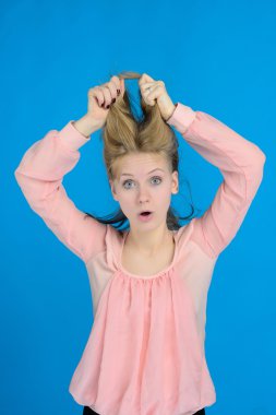 Saçını tutan sürpriz sarışın kız