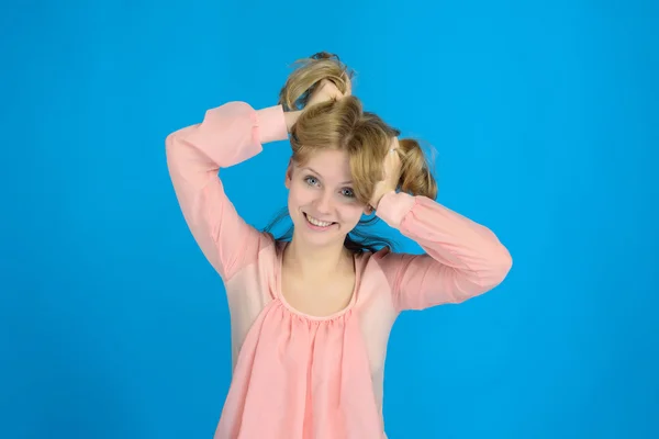 Χαμόγελο ξανθιά κοπέλα που κρατά τα μαλλιά του — Φωτογραφία Αρχείου