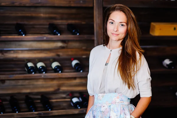Egy fiatal, sikeres nő borász — Stock Fotó