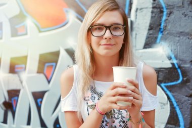 el, bir sokak kahve kahve ile genç kız