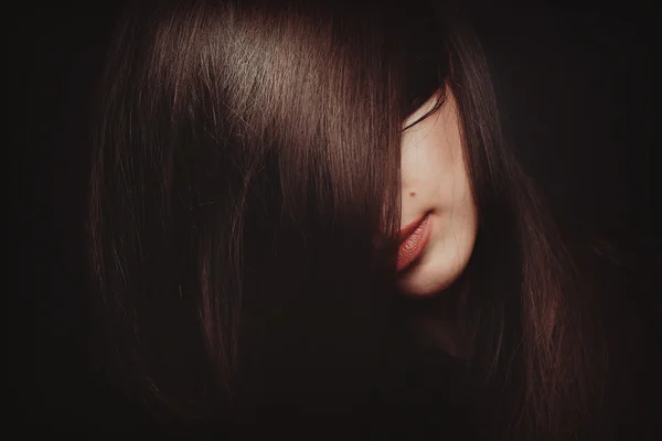 Портрет дівчини з закритим волоссям — стокове фото