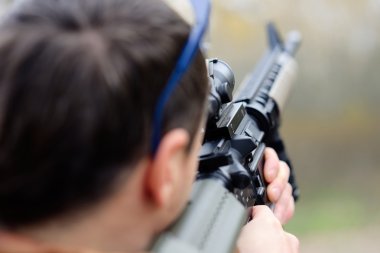 dürbünüyle amaçlayan sivil adam