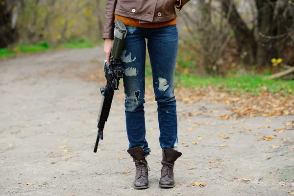 Girl with automatic weapons — Stock Photo, Image