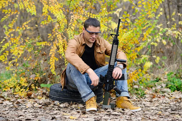 Pensó el hombre con el arma automática en el bosque — Foto de Stock