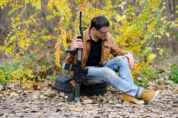 Pensó el hombre con el arma automática en el bosque — Foto de Stock