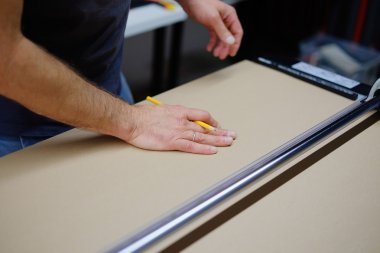 adam kitaplar için karton keser