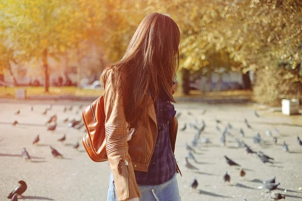 A menina na praça com pombos — Fotografia de Stock