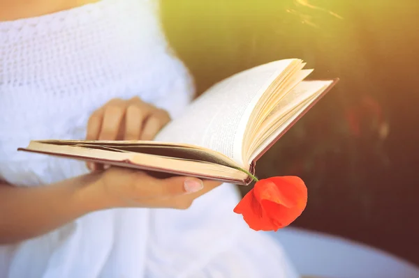 女孩拿着一本书的罂粟领域 — 图库照片