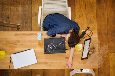 Kız bir bilgisayarda, uykuya coworking