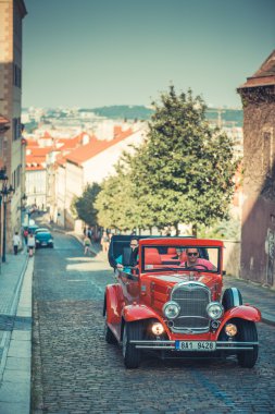 Prag'da sokakta Retro araba