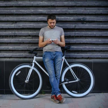 Bisiklet ve düzeltme telefonu adam