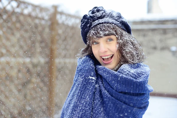 Menina gosta da neve — Fotografia de Stock