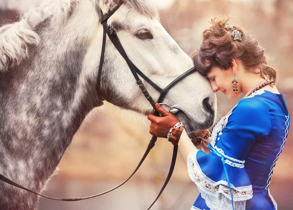 Menina com cavalo branco — Fotografia de Stock