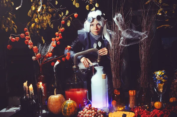 Duende Halloween Com Magia Mágica Floresta Escura Mulher Bonita Chapéu — Fotografia de Stock