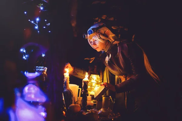 Duende Halloween Com Magia Mágica Floresta Escura Mulher Bonita Chapéu — Fotografia de Stock