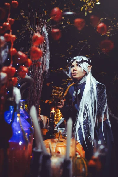万圣节精灵在黑暗的森林里拥有魔法 穿着帽子和精灵服装的年轻貌美的女人身上带着神奇的化学物质 万圣节艺术设计 — 图库照片