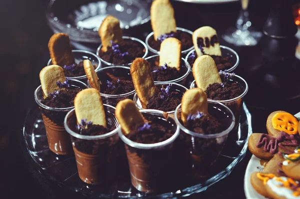 Μπισκότα Και Επιδόρπια Σκούρο Φόντο Γλυκά Για Γιορτή Του Χάλογουιν — Φωτογραφία Αρχείου