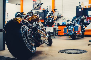 Krom egzoz boruları, konsept hizmeti ve onarım ile motorsiklet arka tekerleği