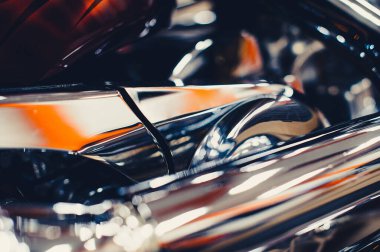 Motosiklet tamirhanesi, krom egzoz boruları ve motor, konsept servis ve onarım