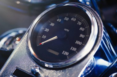 Sürücünün perspektifinden açık yolda motosiklet hız göstergesi