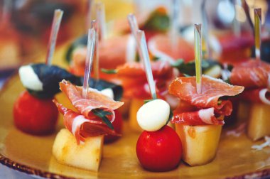 Altın tepsilerde bir dizi güzel kanepe. Büfe masası. Yiyecekler. Eğlenceliydi. Yakın plan..